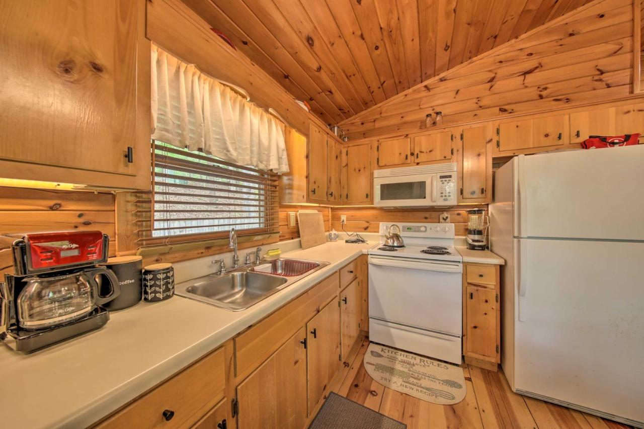 Peaceful Blue Ridge Cabin With Decks And Fire Pit Exterior foto